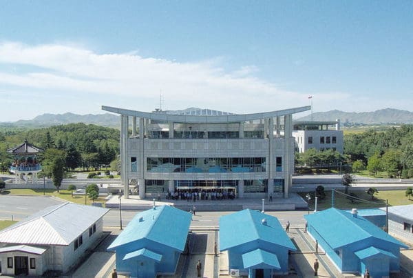 Die Demilitarisierte Zone (DMZ), die vier Kilometer breite Pufferzone zwischen Nord- und Südkorea, ist ironischerweise alles andere als entmilitarisiert. Beide Länder befinden sich technisch gesehen immer noch im Krieg. Auf den Waffenstillstand, der die Kämpfe beendete, folgte nie ein formeller Friedensvertrag. Foto: Yeowatup