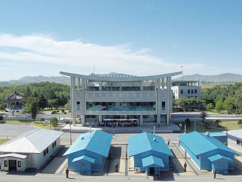 Die Demilitarisierte Zone (DMZ), die vier Kilometer breite Pufferzone zwischen Nord- und Südkorea, ist ironischerweise alles andere als entmilitarisiert. Beide Länder befinden sich technisch gesehen immer noch im Krieg. Auf den Waffenstillstand, der die Kämpfe beendete, folgte nie ein formeller Friedensvertrag. Foto: Yeowatup