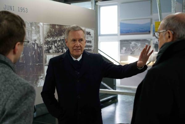 Wulff beim Rundgang durch die Dauerausstellung im Haus auf der Grenze.