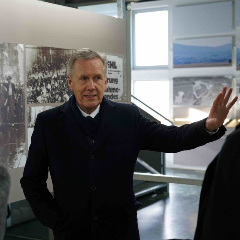 Wulff beim Rundgang durch die Dauerausstellung im Haus auf der Grenze.