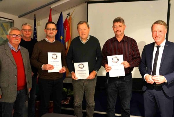 Vorstandsmitglieder ehren 25-jährige Vereinsmitglieder (von links): Vize-Vorsitzender Berthold Jost, Vize-Vorsitzender Guido Wächtersbach, Buttlars Bürgermeister Johannes Ritz, Wendelin Priller, Steffen Schmidt (Werra-Log) und Vorsitzender Raymond Walk.