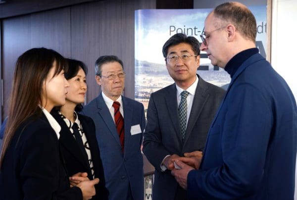 Michael Brand im Austausch mit den südkoreanischen Gästen.