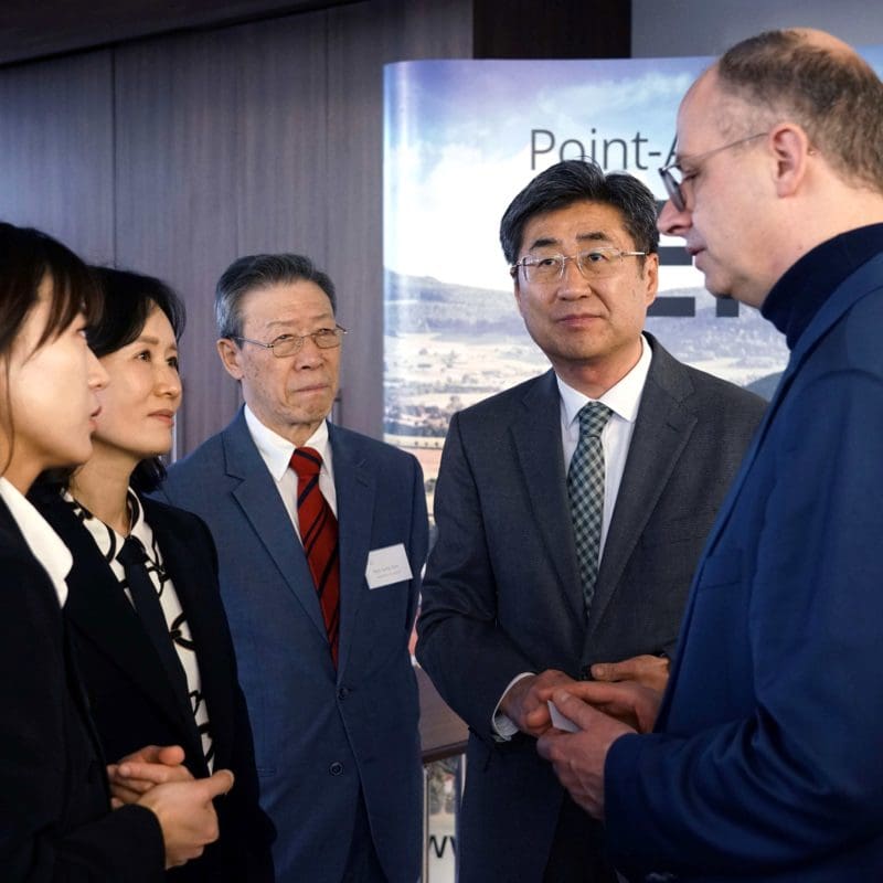 Michael Brand im Austausch mit den südkoreanischen Gästen.