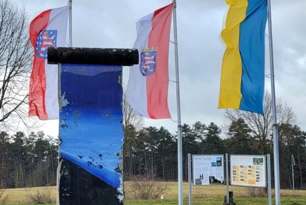 Zum Jahrestag des russischen Überfalls hisst die Point Alpha Stiftung vor dem Haus auf der Grenze wieder die blau-gelbe Flagge der Ukraine. Foto: Konrad/Point Alpha