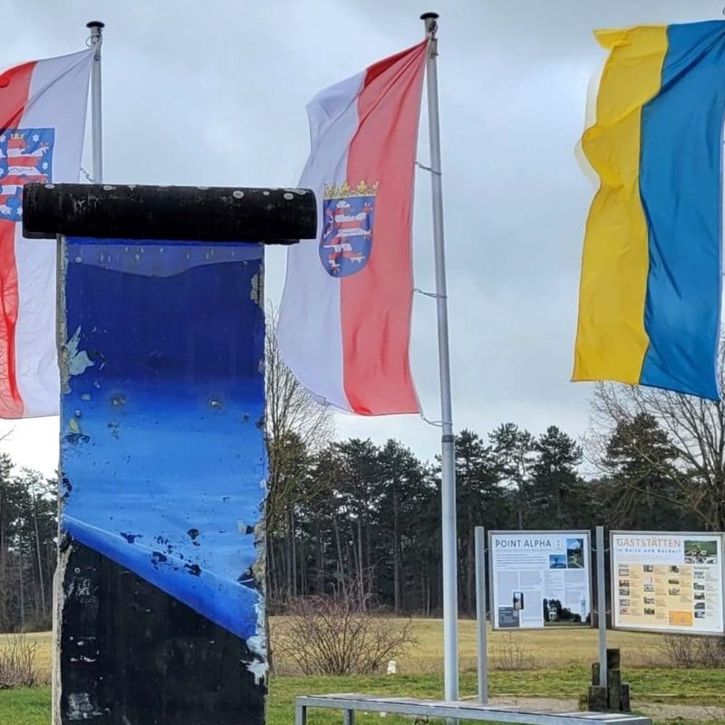 Zum Jahrestag des russischen Überfalls hisst die Point Alpha Stiftung vor dem Haus auf der Grenze wieder die blau-gelbe Flagge der Ukraine. Foto: Konrad/Point Alpha