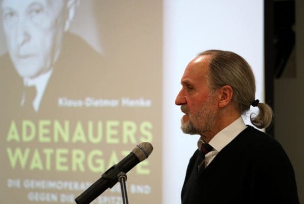 Auf der Grundlage erstmals ausgewerteter Unterlagen des BND sowie Hunderter Geheimberichte in den Archiven der CDU ist Prof. Klaus-Dietmar Henke „Adenauer Watergate“ auf die Spur gekommen. Fotos: Johannes Schneider