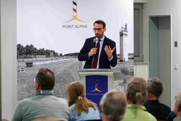 Deutschlands Interessen sind oft mit denen der westlichen Partner verflochten: der Historiker Bastian Matteo Scianna referierte im Haus auf der Grenze.