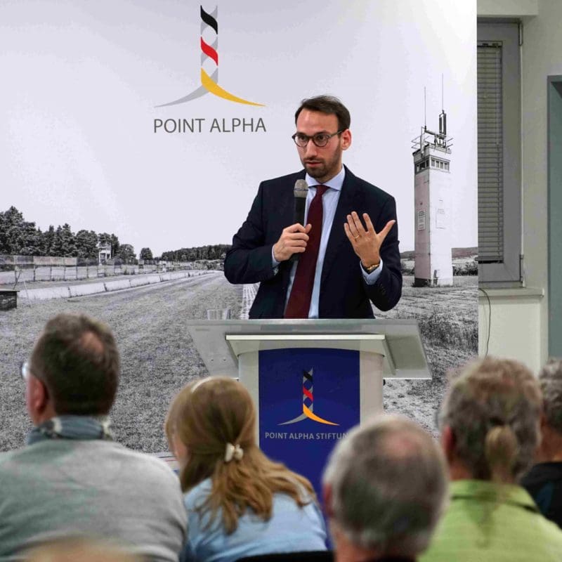 Deutschlands Interessen sind oft mit denen der westlichen Partner verflochten: der Historiker Bastian Matteo Scianna referierte im Haus auf der Grenze.