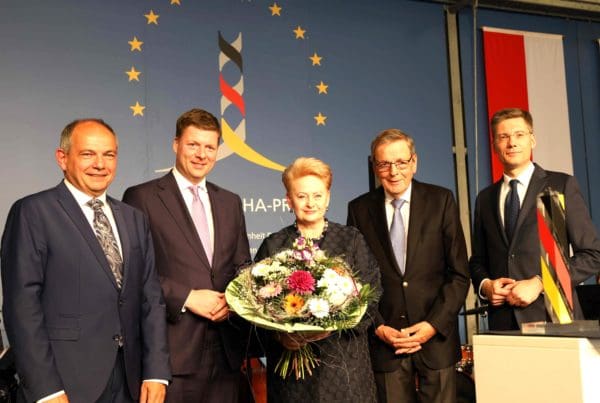 Gruppenfoto zum Abschluss einer festlichen Veranstaltung (von rechts): Christian Hirte (Präsident Kuratorium Deutsche Einheit), Prof. Dr. Norbert Kleinheyer (Sekretär Kuratorium), die Preisträgerin Dr. Dalia Grybauskaitė, Dr. Stefan Heck (Stiftungsratsvorsitzender Point Alpha Stiftung) und Knut Kreuch (Vizepräsident Kuratorium). Fotos: Johannes Schneider