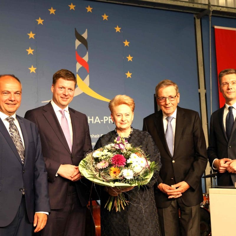 Gruppenfoto zum Abschluss einer festlichen Veranstaltung (von rechts): Christian Hirte (Präsident Kuratorium Deutsche Einheit), Prof. Dr. Norbert Kleinheyer (Sekretär Kuratorium), die Preisträgerin Dr. Dalia Grybauskaitė, Dr. Stefan Heck (Stiftungsratsvorsitzender Point Alpha Stiftung) und Knut Kreuch (Vizepräsident Kuratorium). Fotos: Johannes Schneider