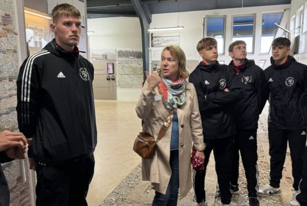 Die Point-Alpha-Gästebetreuerin Christine Weller bei einer Führung mit den Fußballern im Haus auf der Grenze.