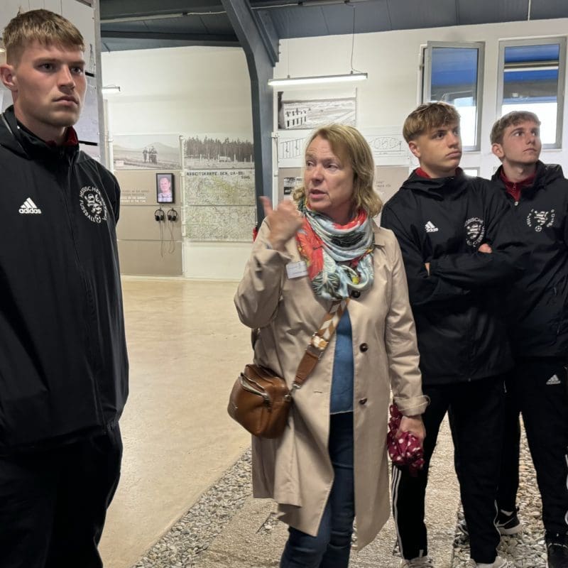 Die Point-Alpha-Gästebetreuerin Christine Weller bei einer Führung mit den Fußballern im Haus auf der Grenze.
