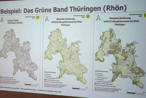Anhand von Karten, Grafiken und Bildern veranschaulichte Telle auf Point Alpha den „Klimawandel in der Rhön“. Fotos: Johannes Schneider