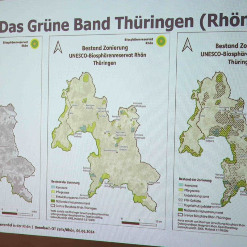 Anhand von Karten, Grafiken und Bildern veranschaulichte Telle auf Point Alpha den „Klimawandel in der Rhön“. Fotos: Johannes Schneider