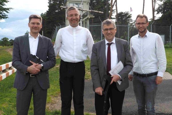 Gedankenaustausch neben dem US Camp, von links: Christian Hirte (Bundestagsabgeordneter und Stiftungsratsmitglied), Bischof Dr. Michael Gerber, Reinhard Krebs (2.v.r., Landrat des Wartburgkreises und Stiftungsratsmitglied) sowie Benedikt Stock (rechts, Geschäftsführender Vorstand der Point Alpha Stiftung).