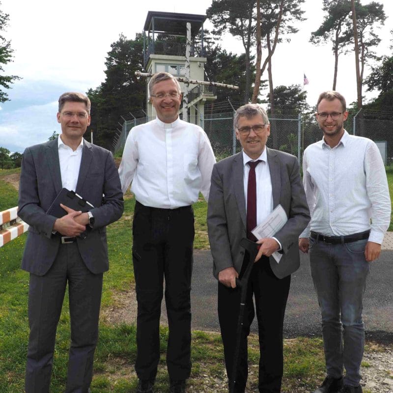 Gedankenaustausch neben dem US Camp, von links: Christian Hirte (Bundestagsabgeordneter und Stiftungsratsmitglied), Bischof Dr. Michael Gerber, Reinhard Krebs (2.v.r., Landrat des Wartburgkreises und Stiftungsratsmitglied) sowie Benedikt Stock (rechts, Geschäftsführender Vorstand der Point Alpha Stiftung).