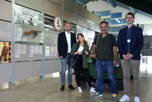 Die Mitarbeiter des italienischen Reisemagazins „Dove“, Elena Filini (2.v.l.) und Alessandro Capoccia (2.v.r.) wurden zum Start ihrer Pressereise durch Thüringen von Benedikt Stock (links) und Tim Keller (rechts) in der Gedenkstätte Point Alpha begrüßt.