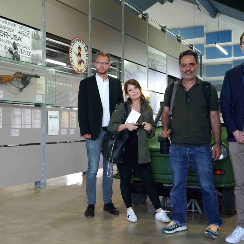 Die Mitarbeiter des italienischen Reisemagazins „Dove“, Elena Filini (2.v.l.) und Alessandro Capoccia (2.v.r.) wurden zum Start ihrer Pressereise durch Thüringen von Benedikt Stock (links) und Tim Keller (rechts) in der Gedenkstätte Point Alpha begrüßt.