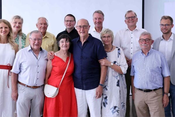 Der geehrte Berthold Dücker und seine Frau Melitta (vorne, 3. und 2. v.r.) umrahmt von (hintere Reihe von rechts): Benedikt Stock (Point Alpha Stiftung), Martin Hank, Raymond Walk (Vorsitzender Förderverein und Moderator), Stefan Sachs, Dr. Hans-Peter Häfner und Margarete Ziegler-Raschdorf. Vordere Reihe von links: Manuela Henkel, Frank-Michael Pietsch und Gattin sowie Berthold Jost (Förderverein). Fotos: Johannes Schneider