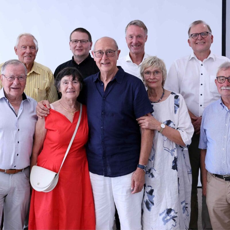 Der geehrte Berthold Dücker und seine Frau Melitta (vorne, 3. und 2. v.r.) umrahmt von (hintere Reihe von rechts): Benedikt Stock (Point Alpha Stiftung), Martin Hank, Raymond Walk (Vorsitzender Förderverein und Moderator), Stefan Sachs, Dr. Hans-Peter Häfner und Margarete Ziegler-Raschdorf. Vordere Reihe von links: Manuela Henkel, Frank-Michael Pietsch und Gattin sowie Berthold Jost (Förderverein). Fotos: Johannes Schneider