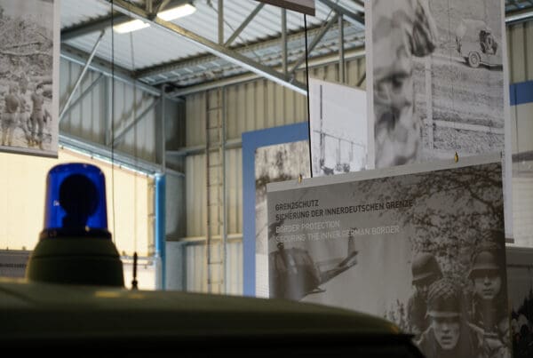 Die Organisationsgeschichte und das Wirken des Bundesgrenzschutzes bis zur Überführung in die heutige Bundespolizei wird in der Sonderausstellung auf Point Alpha lebendig.