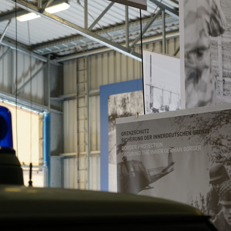 Die Organisationsgeschichte und das Wirken des Bundesgrenzschutzes bis zur Überführung in die heutige Bundespolizei wird in der Sonderausstellung auf Point Alpha lebendig.