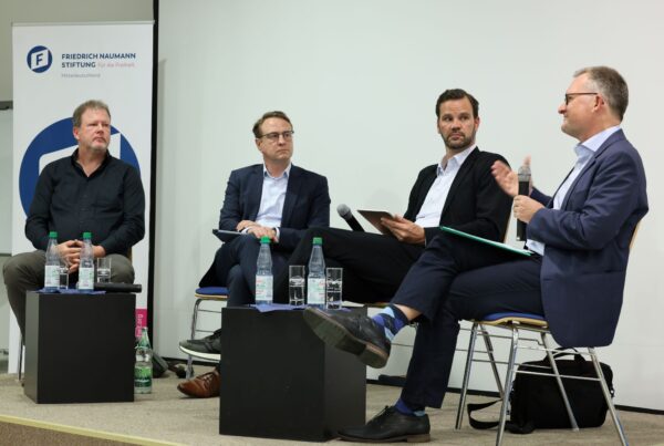 Wichtigen Fragen im Rahmen der US-Wahl gingen auf der Bühne (von rechts) Philipp Gassert, Jan Hollitzer, David Sirakov und Thomas Greven nach. Fotos: Johannes Schneider