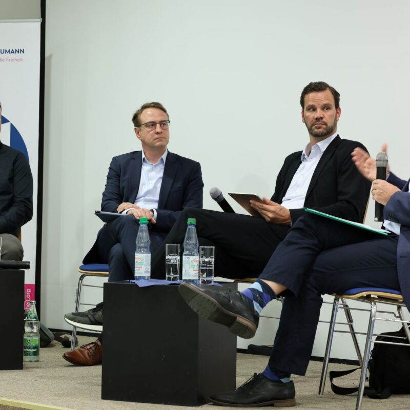 Wichtigen Fragen im Rahmen der US-Wahl gingen auf der Bühne (von rechts) Philipp Gassert, Jan Hollitzer, David Sirakov und Thomas Greven nach. Fotos: Johannes Schneider