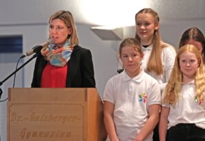 Schulleiterin Liane Ritzmann begrüßte die Gäste in der Aula des Dr.-Sulzberger-Gymnasiums.