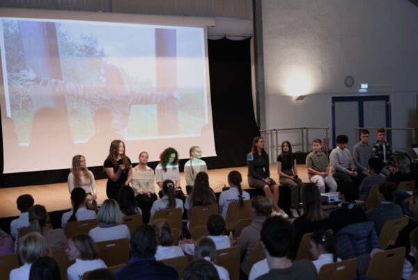 Für ein Fotoprojekt am "Weg der Hoffnung" war der eA-Kurs Geschichte zur Gedenkstätte Point Alpha gereist und präsentierte nun in der Schule die Ergebnisse vor dem Publikum.