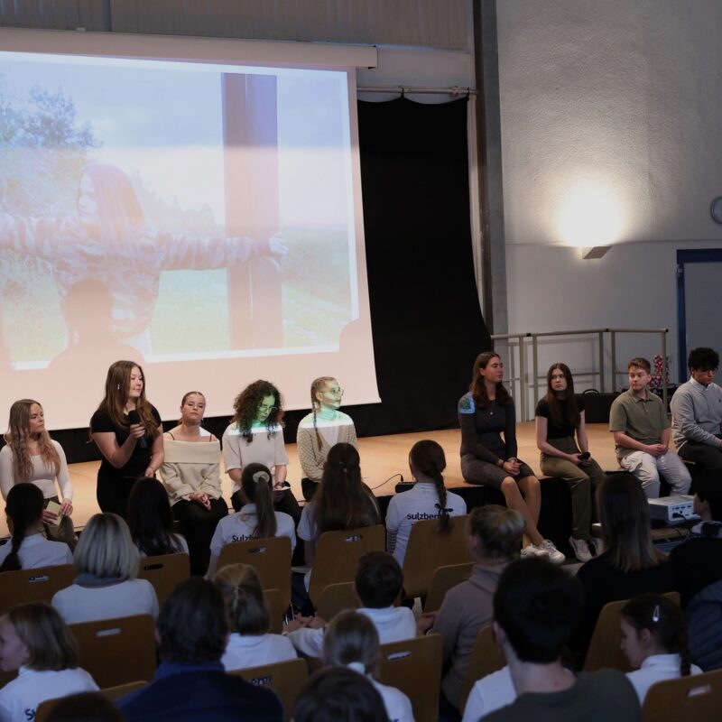 Für ein Fotoprojekt am "Weg der Hoffnung" war der eA-Kurs Geschichte zur Gedenkstätte Point Alpha gereist und präsentierte nun in der Schule die Ergebnisse vor dem Publikum.