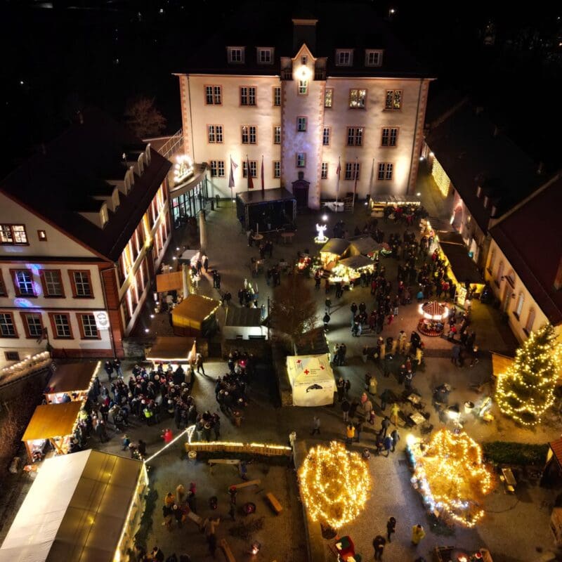 Zauberhafte Advents-Atmosphäre auf dem Geisaer Schlossplatz. Foto: Tim Keller