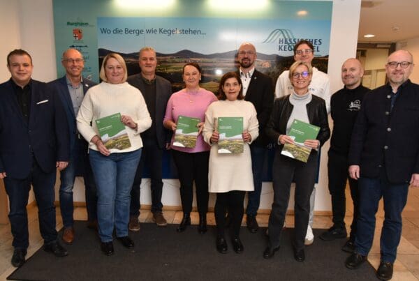 Der Vorstand der TAG freut sich über die de neue Broschüre: Benjamin Tschesnok (von links, Hünfeld), Jürgen Hahn (Rasdorf), Dana Hauke (Eiterfeld), Torsten Raab (Biosphärenreservat), Anemone Gutberlet, Christine Jecker (beide TAG), Dieter Hornung (Burghaun), Marion Frohnapfel (Nüsttal), Timo Lübeck (Haunetal), Johannes Richter und Martin Kremer (Biosphärenreservat). Foto: TAG