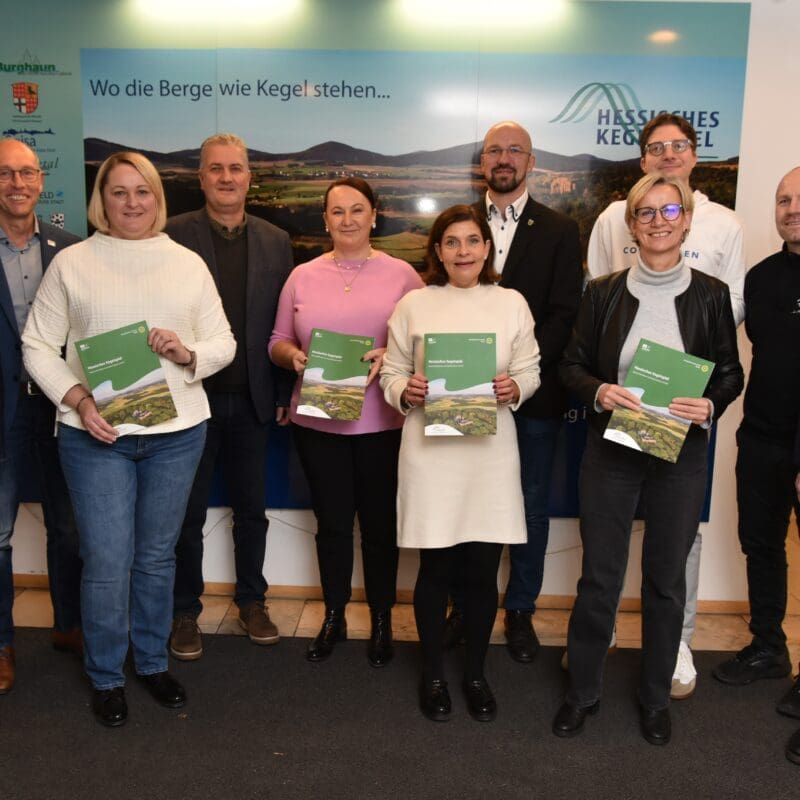 Der Vorstand der TAG freut sich über die de neue Broschüre: Benjamin Tschesnok (von links, Hünfeld), Jürgen Hahn (Rasdorf), Dana Hauke (Eiterfeld), Torsten Raab (Biosphärenreservat), Anemone Gutberlet, Christine Jecker (beide TAG), Dieter Hornung (Burghaun), Marion Frohnapfel (Nüsttal), Timo Lübeck (Haunetal), Johannes Richter und Martin Kremer (Biosphärenreservat). Foto: TAG