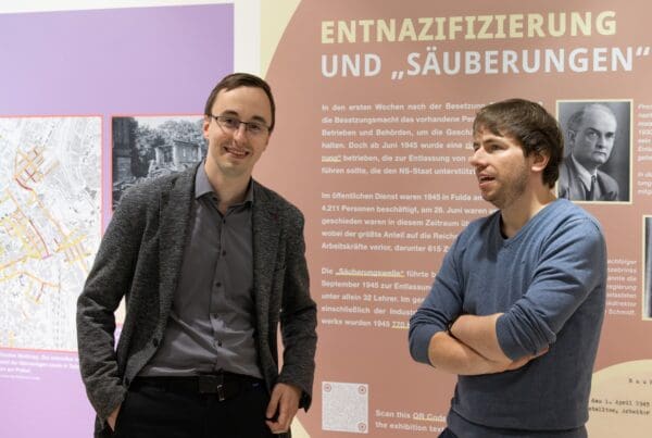 Philipp Metzler und André König von der vhs der Stadt Fulda im Kaufhaus Karl.