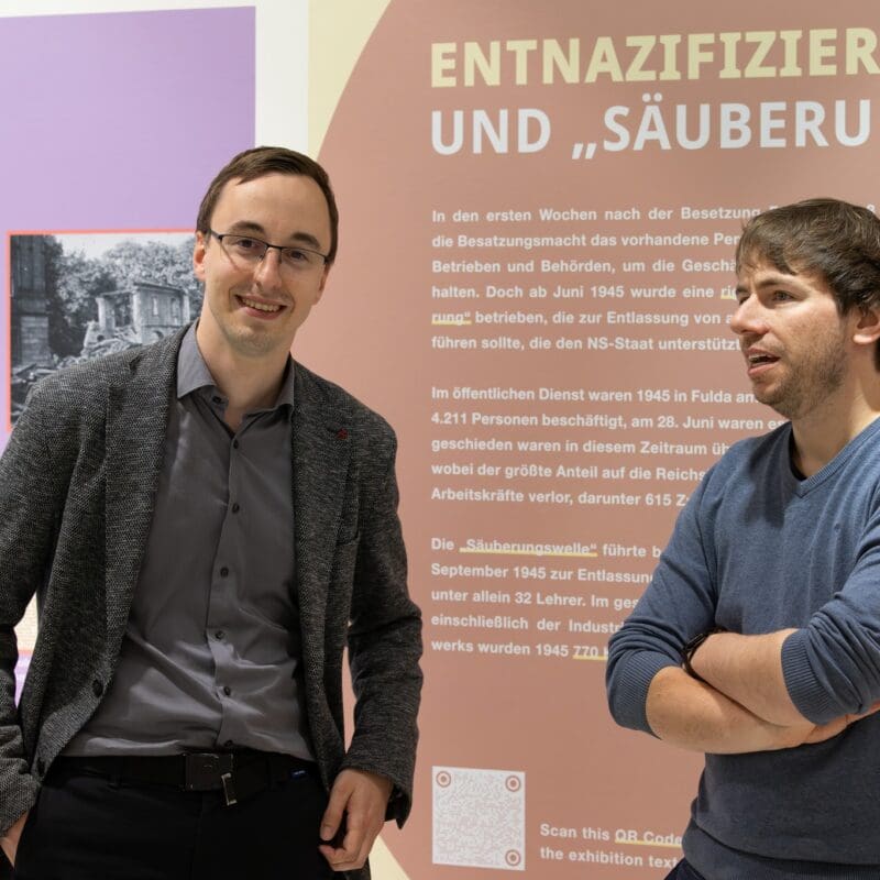 Philipp Metzler und André König von der vhs der Stadt Fulda im Kaufhaus Karl.