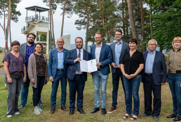 Die Gedenkstätte Point Alpha ist das Museum des Monats in Hessen. Bei der Preisübergabe im US Camp mit dem Beobachtungsturm im Hintergrund (von rechts): Carina Rothmann, Berthold Jost (beide Förderverein Point Alpha), Aline Gros (Point Alpha Stiftung), Sebastian Müller (Fuldaer CDU-Landtagsabgeordneter), Benedikt Stock (Geschäftsführender Vorstand Point Alpha Stiftung), Minister Timon Gremmels, Jürgen Hahn (Bürgermeister Rasdorf), Birgit Konrad, Jan Ludwig Antoni und Susanne Bott (alle Point Alpha Stiftung).
