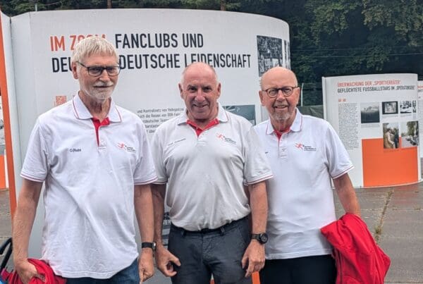 Der Sportkreis Fulda-Hünfeld zu Gast in der Sonderausstellung „Fußballfans im Objektiv der Staatsmacht“ (von rechts): der Ehrenvorsitzende Hein-Peter Möller, der Vorsitzende Harald Piaskowski und der Mitautor der Sportkreisbuches Oskar Ruhl.