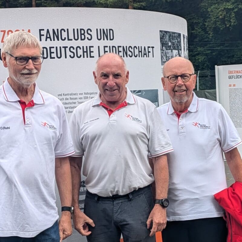 Der Sportkreis Fulda-Hünfeld zu Gast in der Sonderausstellung „Fußballfans im Objektiv der Staatsmacht“ (von rechts): der Ehrenvorsitzende Hein-Peter Möller, der Vorsitzende Harald Piaskowski und der Mitautor der Sportkreisbuches Oskar Ruhl.