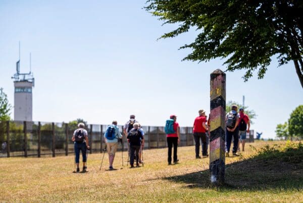 Bei einer offenen Wanderung entlang des Grenzlehrpfades kann man jeden ersten Samstag im Monat ab 14 Uhr die Stationen der ehemaligen deutsch-deutschen Grenze erleben.