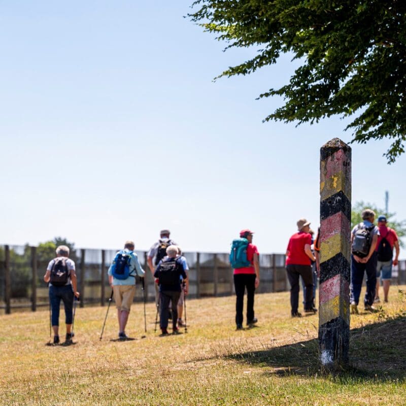 Bei einer offenen Wanderung entlang des Grenzlehrpfades kann man jeden ersten Samstag im Monat ab 14 Uhr die Stationen der ehemaligen deutsch-deutschen Grenze erleben.