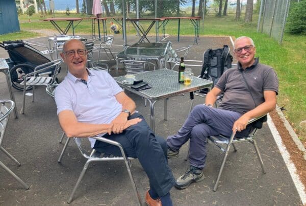 Der Grenzer und der Flüchtling im Gespräch in der Gedenkstätte Point Alpha: Günter Polauke (rechts) und Berthold Dücker. Foto: privat