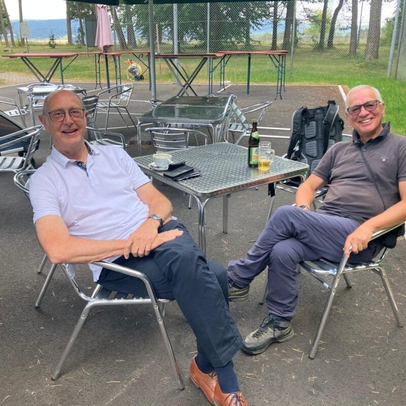 Der Grenzer und der Flüchtling im Gespräch in der Gedenkstätte Point Alpha: Günter Polauke (rechts) und Berthold Dücker. Foto: privat