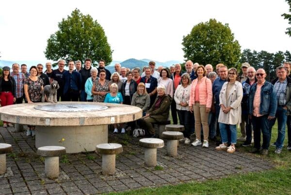 Die Gruppe verbrachte einige gemütliche Stunden bei bester Verpflegung und guten Gesprächen im und am Haus auf der Grenze. Fotos: Tim Keller