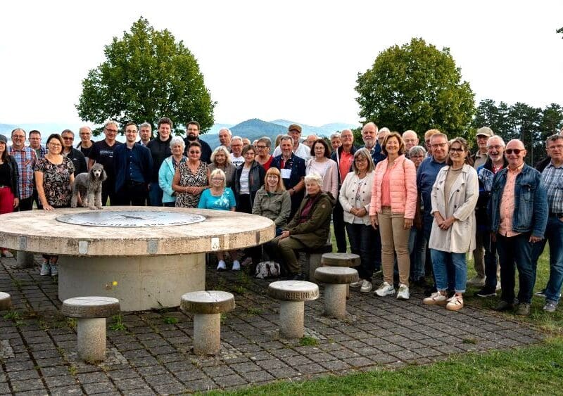 Die Gruppe verbrachte einige gemütliche Stunden bei bester Verpflegung und guten Gesprächen im und am Haus auf der Grenze. Fotos: Tim Keller