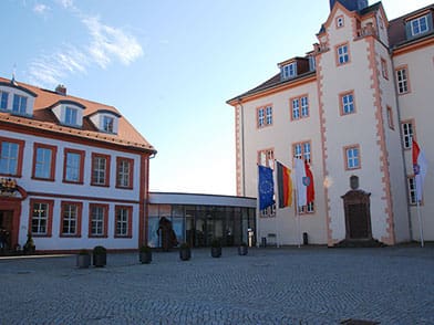 Die Point Alpha Akademie lädt zu zwei Seminaren ins Schloss Geisa.