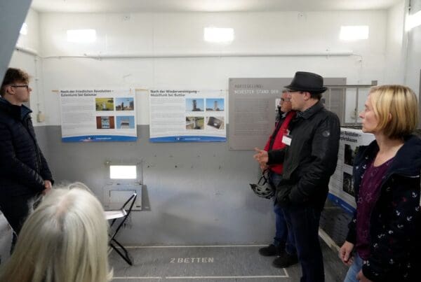 Andrang im Zwischengeschoss des Wiesenfelder Turms. Dort wo früher Grenzsoldaten stationiert waren, informierte die Ausstellung über die Nachnutzung von Grenztürmen.