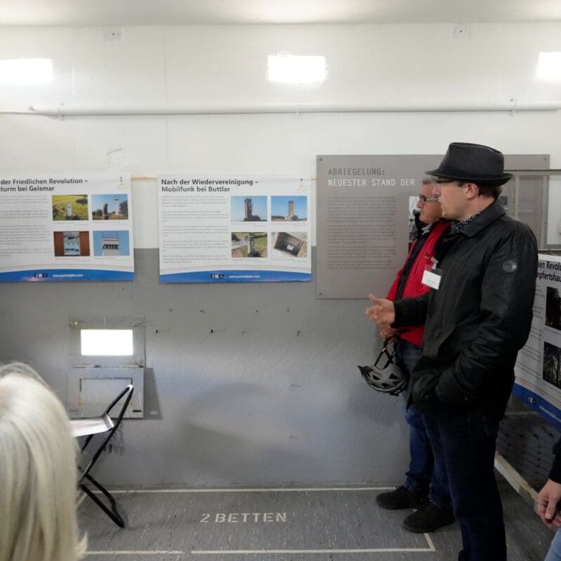 Andrang im Zwischengeschoss des Wiesenfelder Turms. Dort wo früher Grenzsoldaten stationiert waren, informierte die Ausstellung über die Nachnutzung von Grenztürmen.