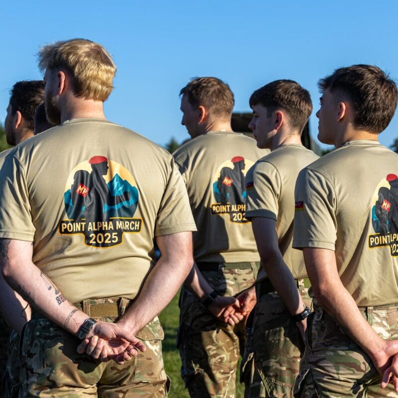 Ganz neu dabei und in moderner Point-Alpha-Marsch-Monitur die britischen Soldaten.