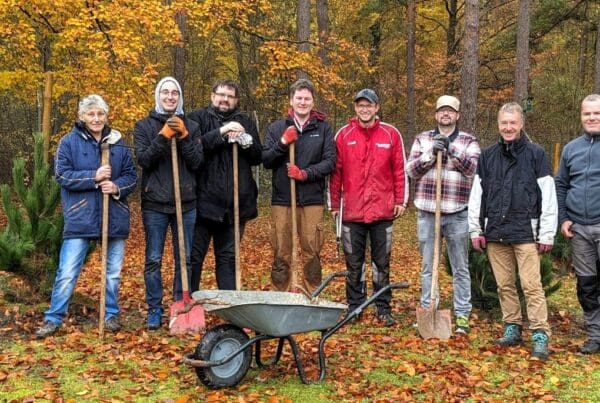 Vorbildliche Teamarbeit von Förderverein und Point Alpha Stiftung bei der Pflanzaktion im US Camp. Foto: M. Kleffel